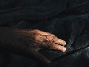 Foto da mão de um idoso