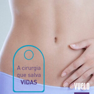 Mulher com mão na barriga e bolsa de ostomia