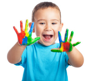 criança com as mãos pintadas