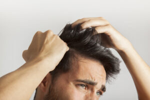 Dermatite causa descamação no couro cabeludo