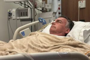 Como estão os cuidados com a pele e cicatrização após a última cirurgia abdominal de Bolsonaro?