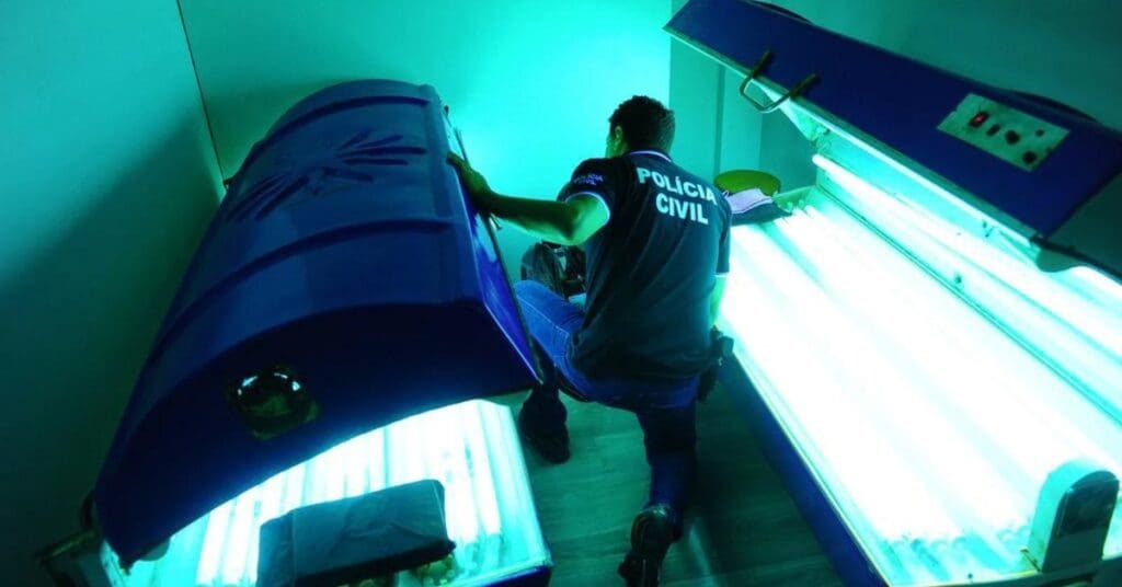 Mesmo proibidas, câmaras de bronzeamento artificial seguem oferecendo riscos à saúde no Brasil